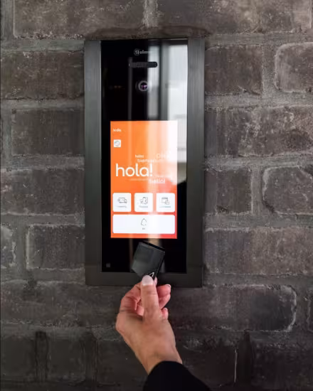 Allset Aalter intercom aan kantoorgebouw met touchscreen en badge